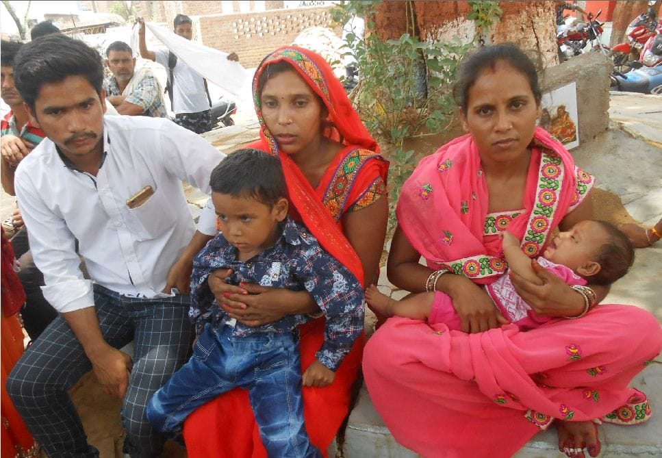 Brave mother fight with miscreants for save her son