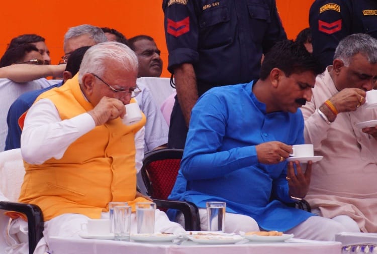  Chief Minister Manohar Lal Khattar was hanged on the train  Kaluram saved life