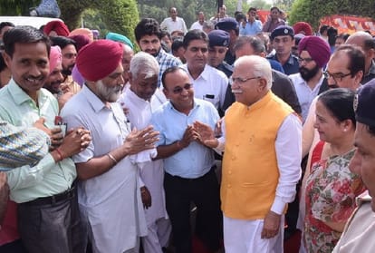  Chief Minister Manohar Lal Khattar was hanged on the train  Kaluram saved life