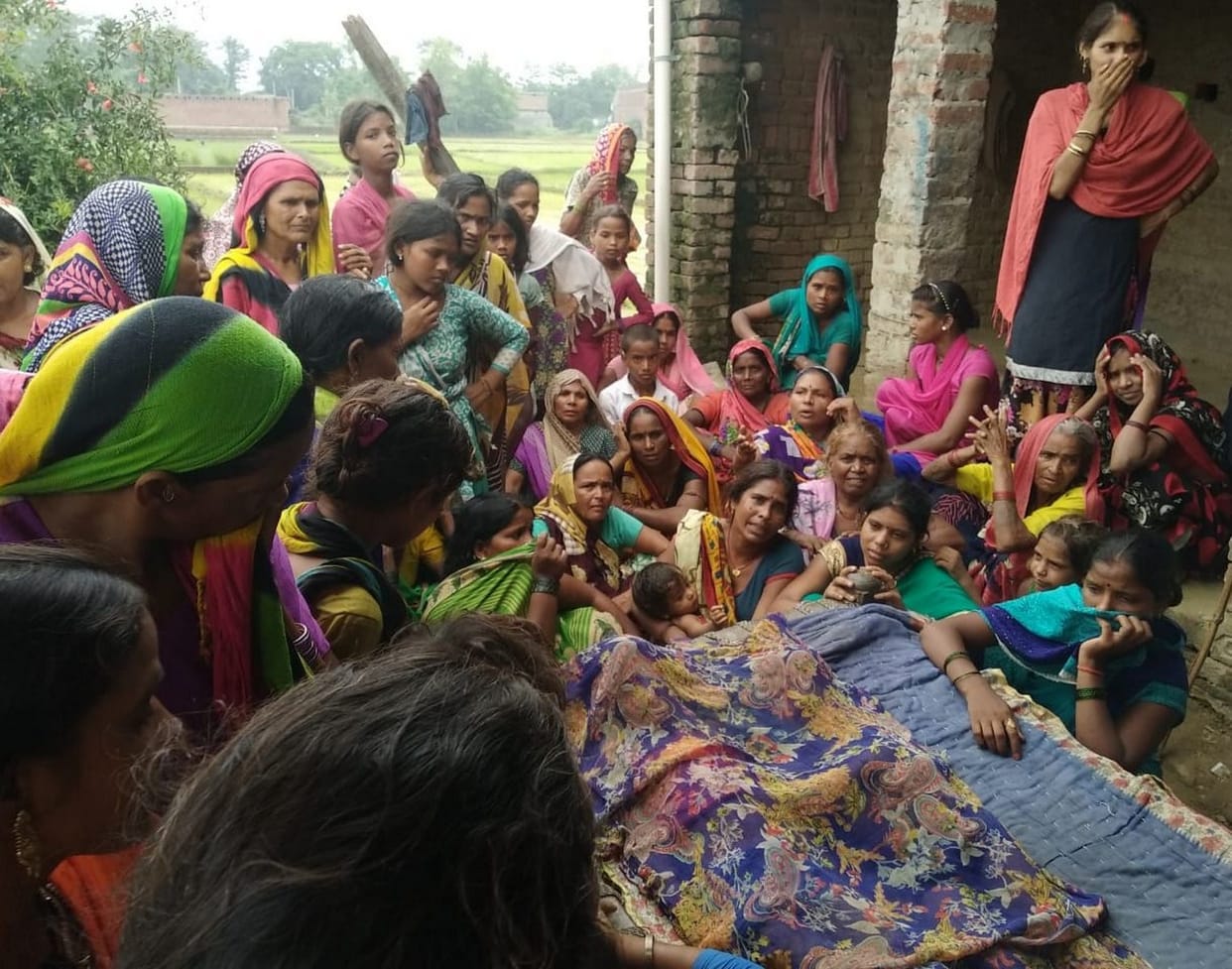 संदिग्ध हाल में भाई-  बहन की मौत