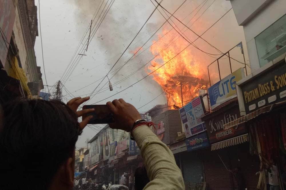 restaurant caught fire in dehradun