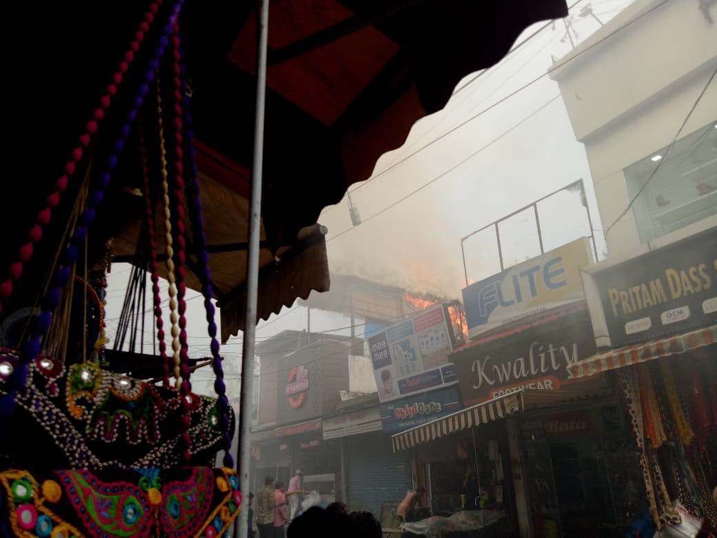 restaurant caught fire in dehradun