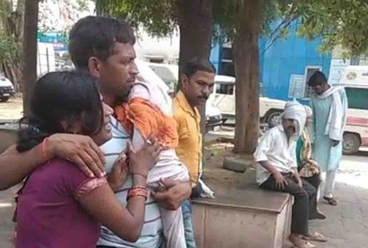 Carrying the baby's dead body by  father from shoulder did not get the stretcher