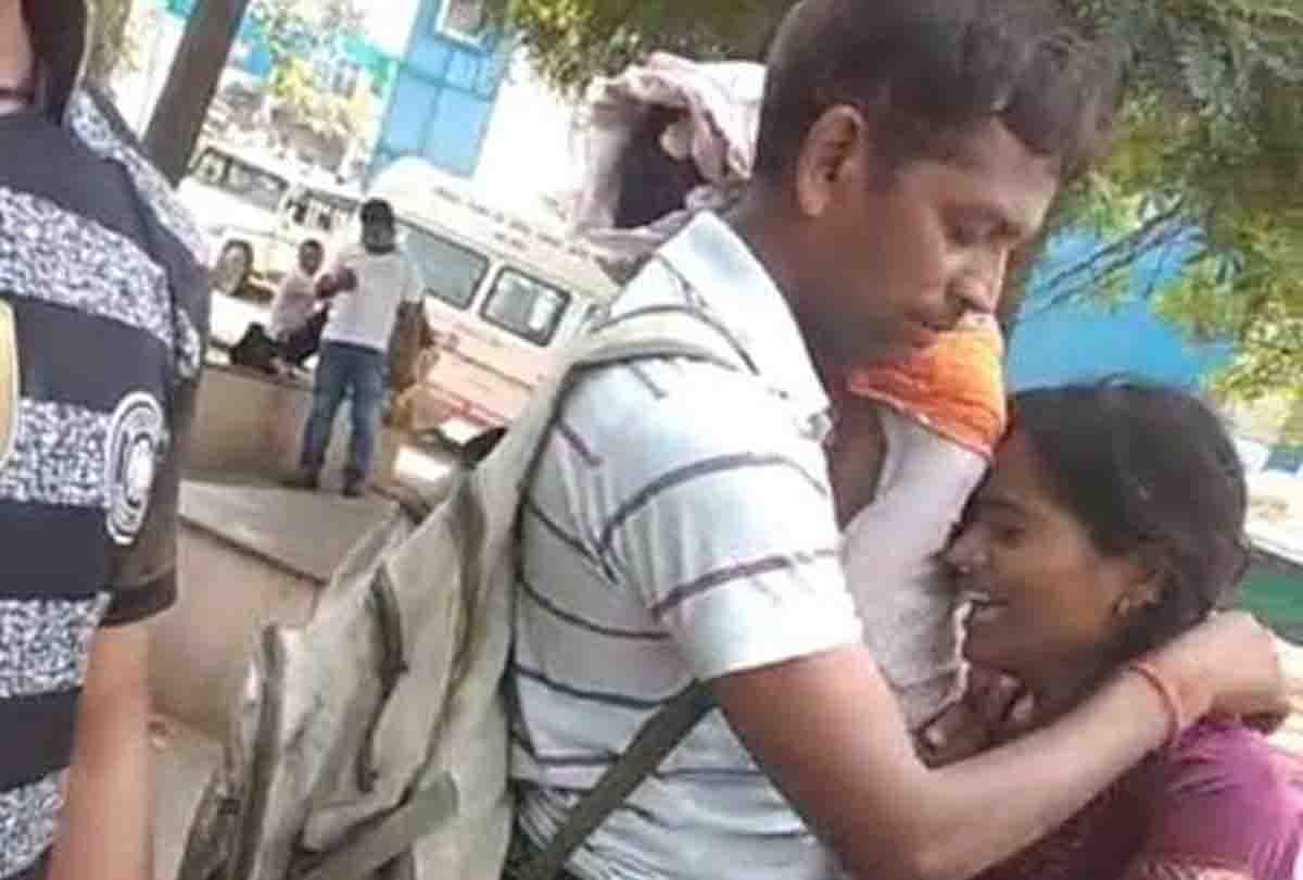 Carrying the baby's dead body by  father from shoulder did not get the stretcher