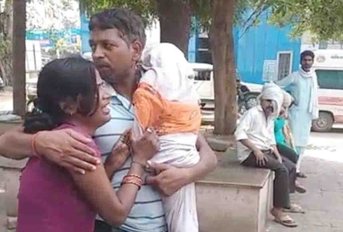 Carrying the baby's dead body by  father from shoulder did not get the stretcher