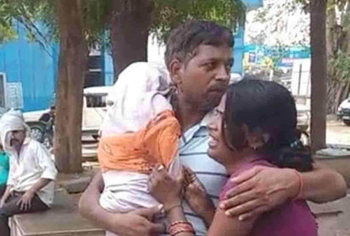 Carrying the baby's dead body by  father from shoulder did not get the stretcher