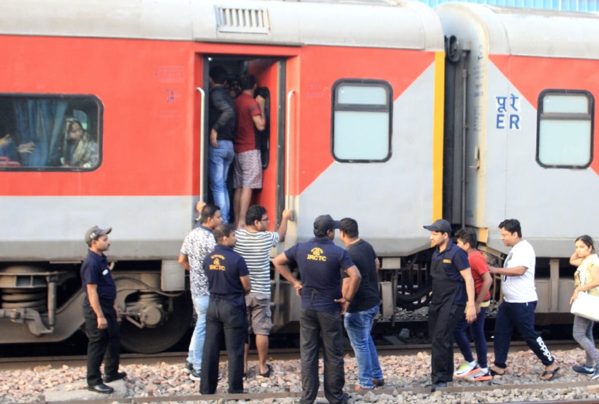 भुवनेश्वर राजधानी एक्सप्रेस का इंजन फेल, मार्ग  बाधित