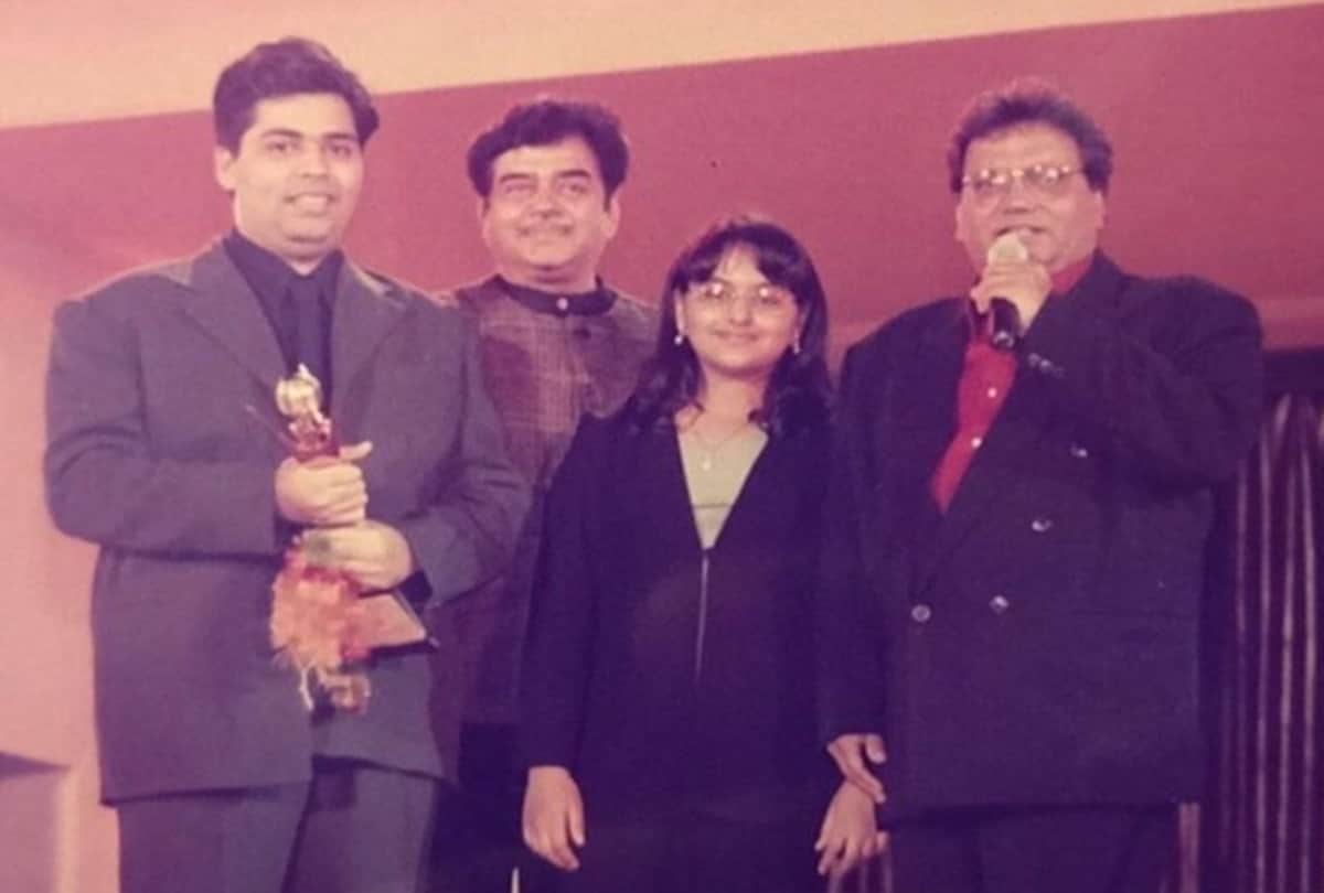 karan johar receiving an award from sonakshi sinha viral video