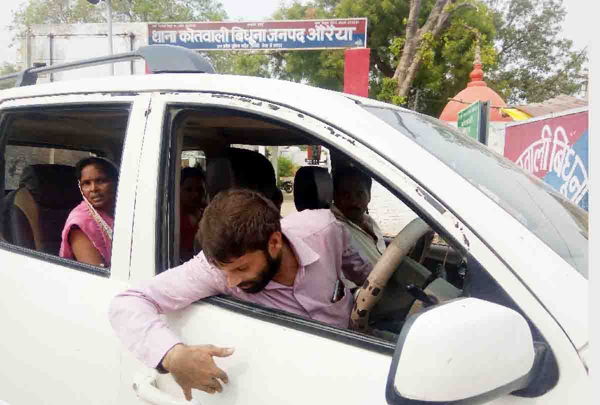 Loot with car riders in auraiya
