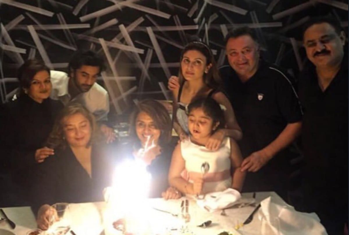 Ranbir kapoor celebrating his mom birthday with family and friends 