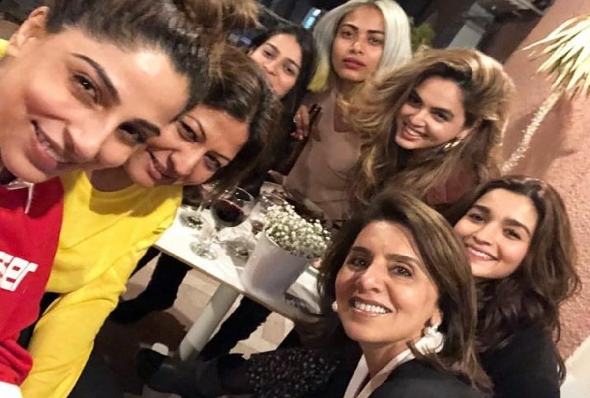 Ranbir kapoor celebrating his mom birthday with family and friends 