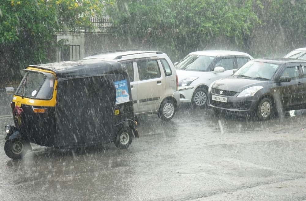 उमस भरी गर्मी के बाद रिमझिम बारिश से राहत