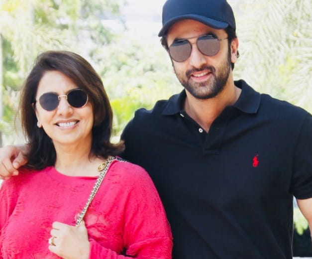 Ranbir kapoor celebrating his mom birthday with family and friends 
