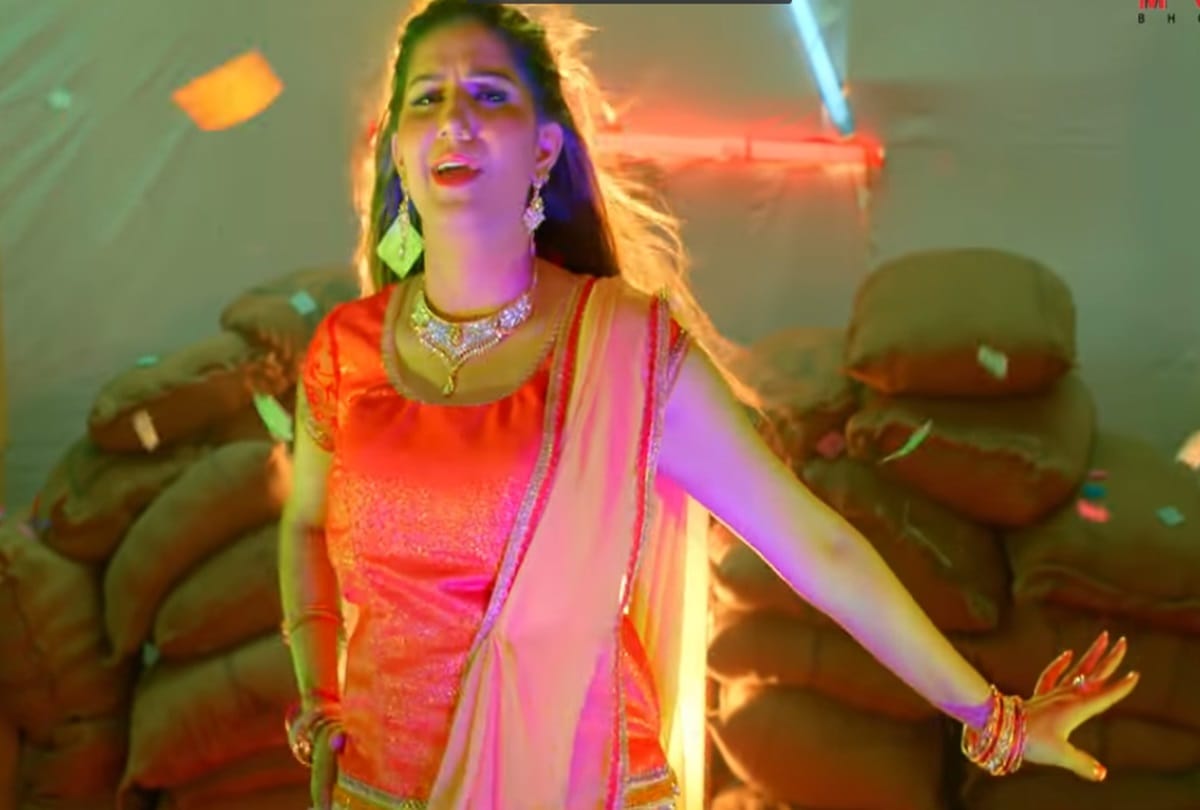 Sapna Choudhary bhojpuri item number Mere Samne Aake viral