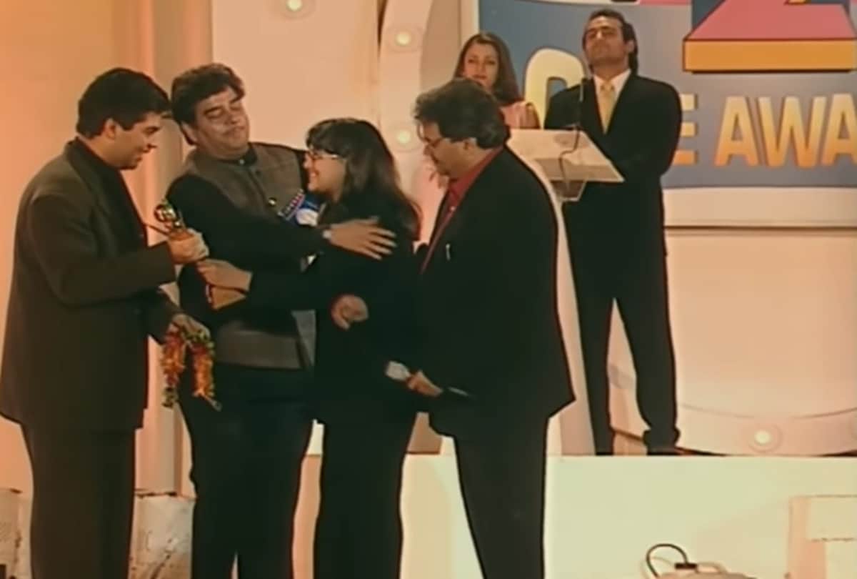karan johar receiving an award from sonakshi sinha viral video