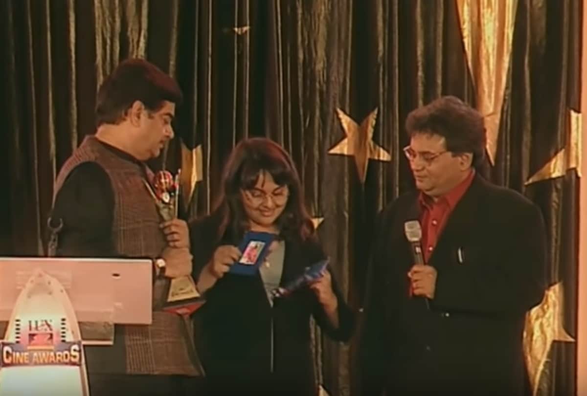 karan johar receiving an award from sonakshi sinha viral video