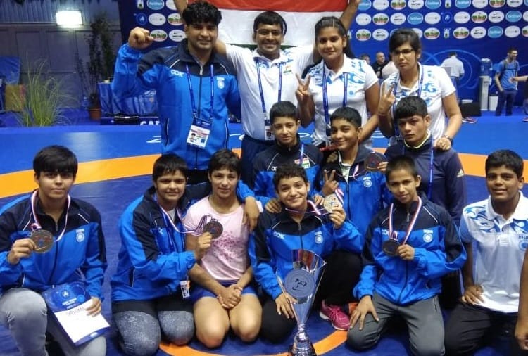 Haryana women's wrestlers organized the trophy for the first time in the world championship