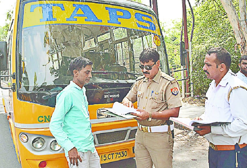 school bus ko lekar sakt hue afsar