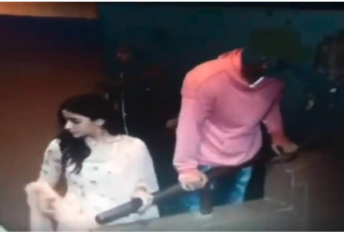 video viral alia bhatt tries to put her phone of ranbir kapoor pocket 