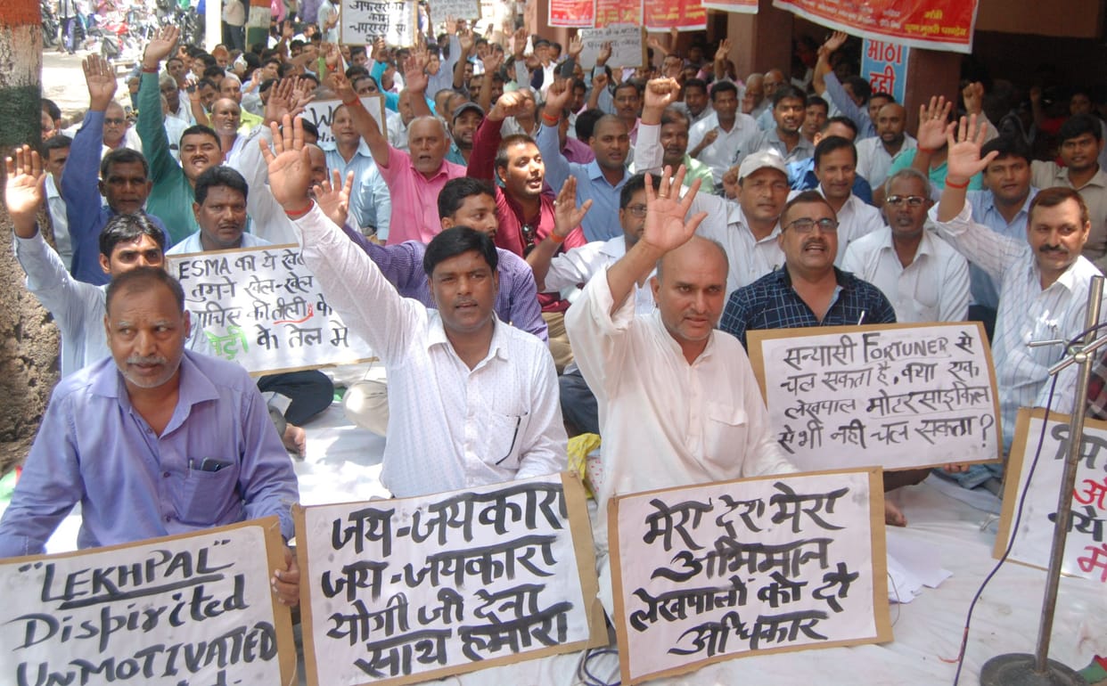 कलेक्ट्रेट पर गरजे लेखपाल, दिया धरना