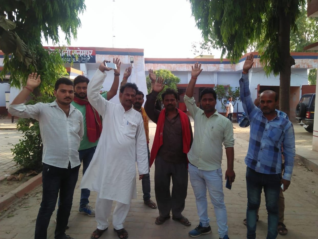 नाली तोड़ने के विरोध चेयरमैन ने किया कोतवाली में प्रदर्शोन