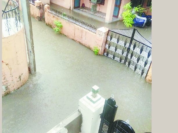 जलभराव : चंद घंटों की बारिश से तालाब बनीं गलियां, घरों में घुसा पानी