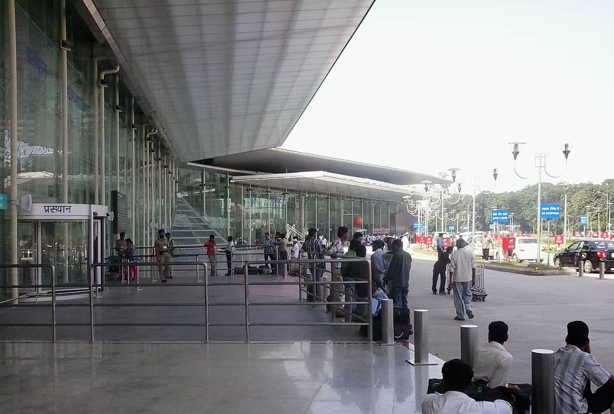 smuggler caught with 19 lakh rupees gold at amausi airport