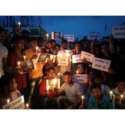 सपा कार्यकर्ताओं ने निकाला कैंडल मार्च