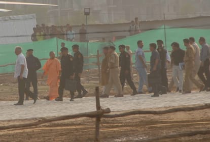 cm yogi talks to farmers they will not show black flags  to pm modi in noida