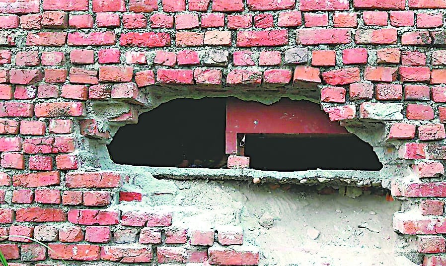 eight tola Gold and 45 thousands stolen