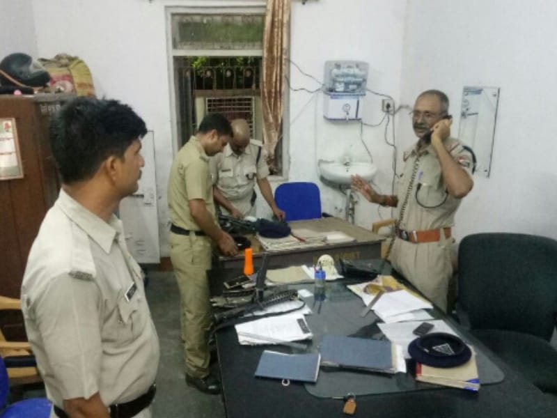 goons beat a man in gomati nagar railway station in lucknow.
