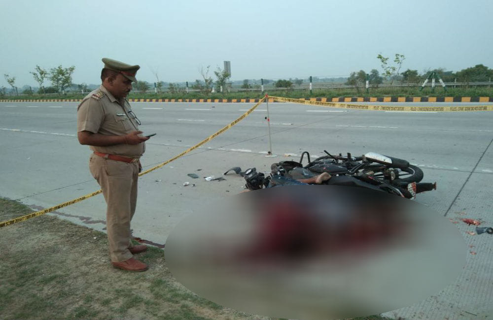 two man dies in road accident on Agra Noida Expressway