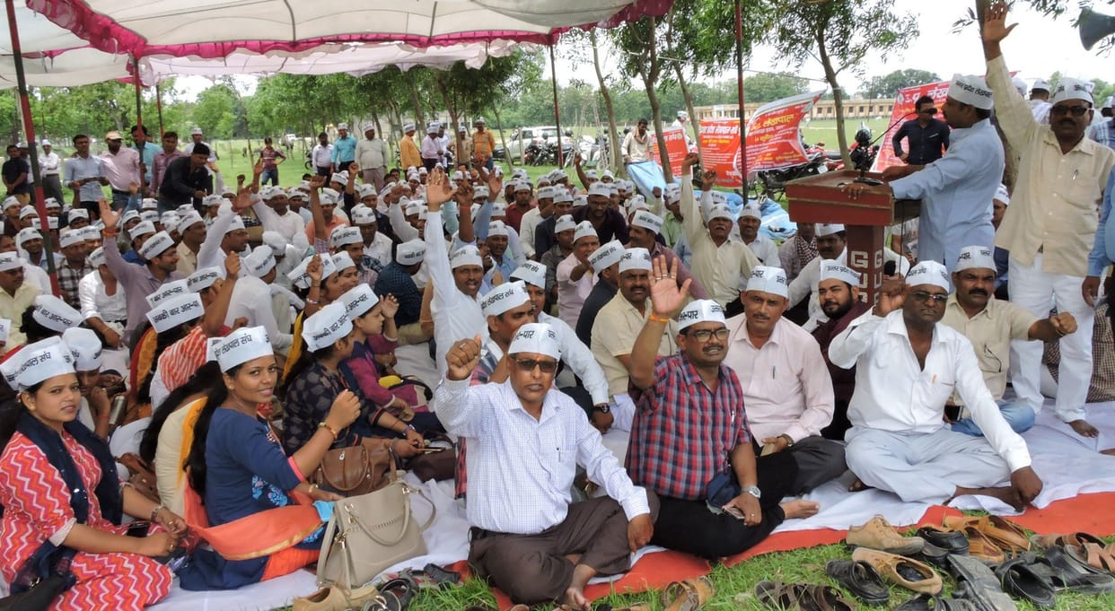 काम छोड़कर लेखपालों ने दिया धरना 