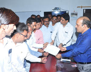 prdeep ke pach me khde hui advocate