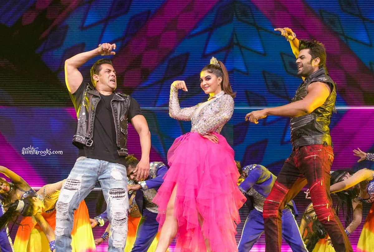 Jacqueline Fernandez performanced sizzling dance in salman khan Da Bangg tour