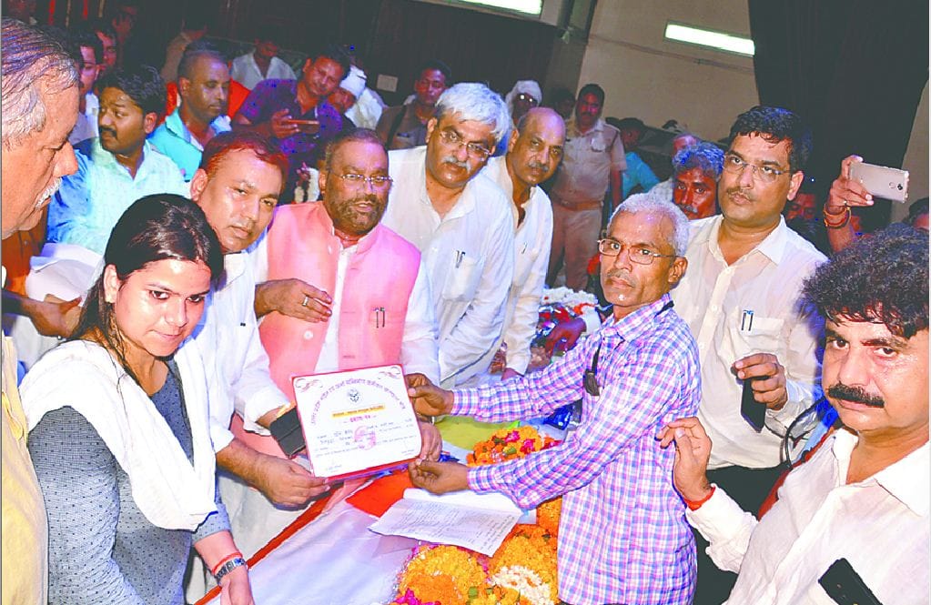 Labor Minister Keshav Prasad Maurya cheque distributed to workers in firozabad