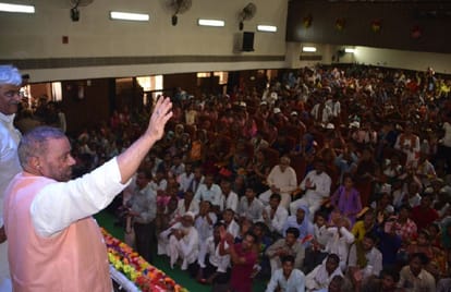 Labor Minister Keshav Prasad Maurya cheque distributed to workers in firozabad