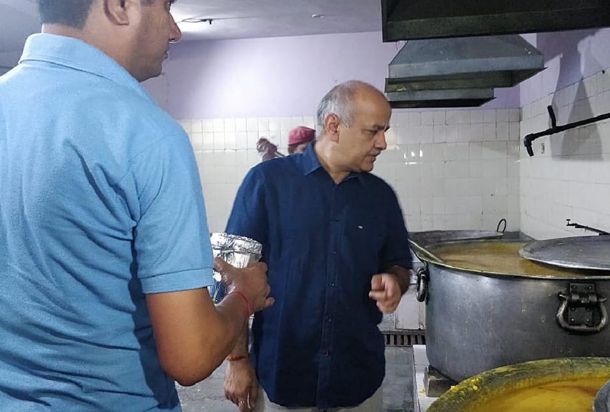 Deputy cm manish sisodia in Surprise inspection of mid day mil kitchen