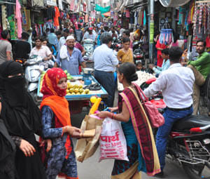 fir charmrai bajaro ki yatayat bivasta