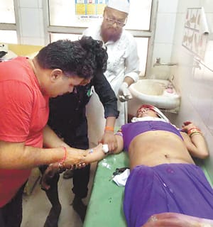 अनियंत्रित ट्रक की टक्कर से पलटा टेंपो, चालक समेत चार घायल