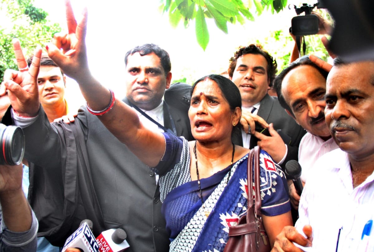 nirbhaya case her mother father want to see hanging of 4 convicts in jail will write letter