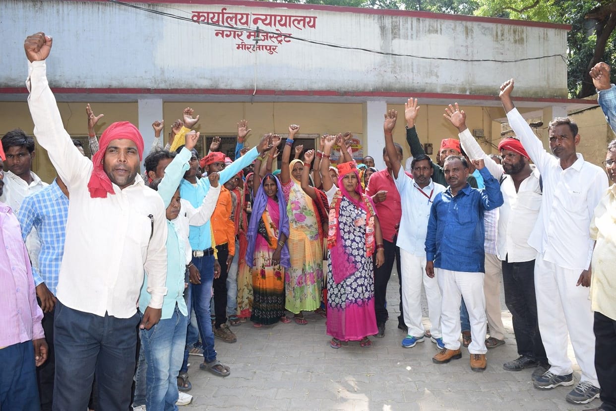 क्रशर प्लांट मालिक पर कार्रवाई की मांग को लेकर प्रदर्शन