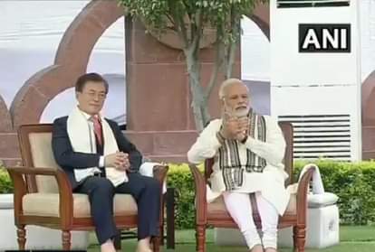 live modi and Moon Jae-in reached noida by metro to inaugurate samsung world largest phone factory