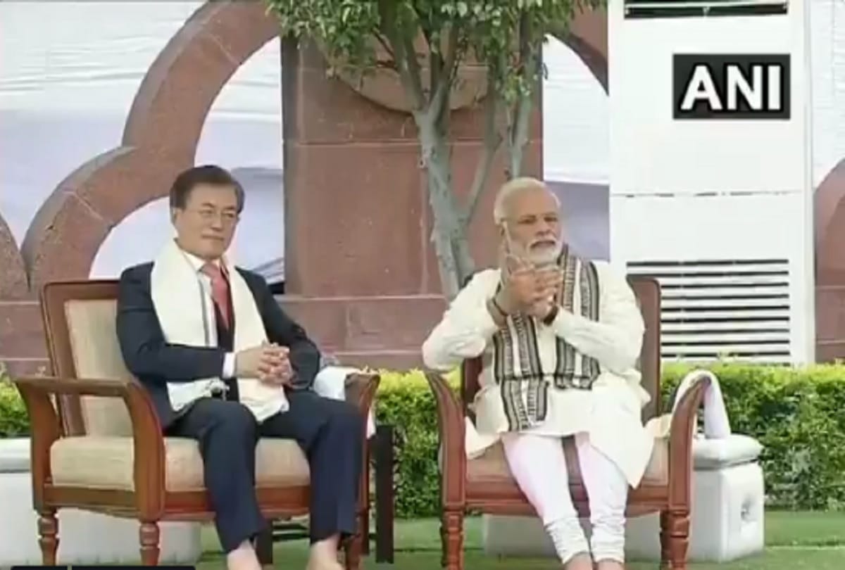 PM Modi and South Korean President Moon Jae-in listen to bhajans sung by singer Vidya Shah