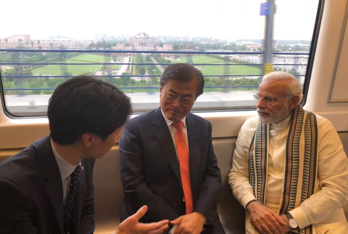 Pm Modi takes tokens for travels in delhi metro