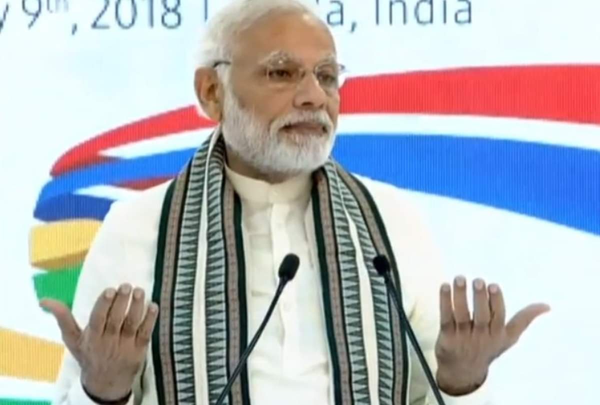 Pm Modi takes tokens for travels in delhi metro