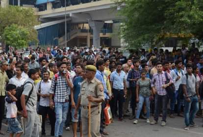 Police waiting to Pm modi on road and he goes to metro