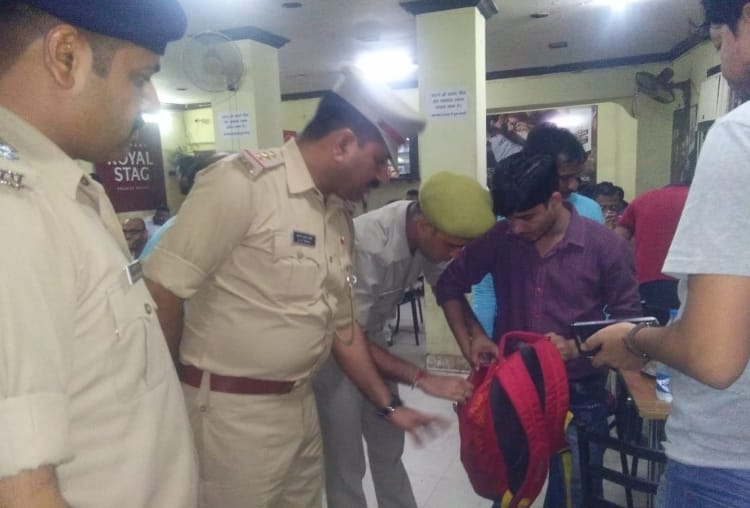 policemen caught many drunker in lucknow