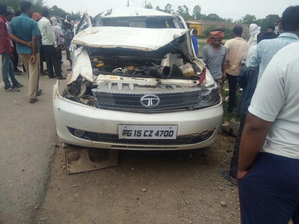 Over speed Tata safari turn over on road at sonebhadra four killed