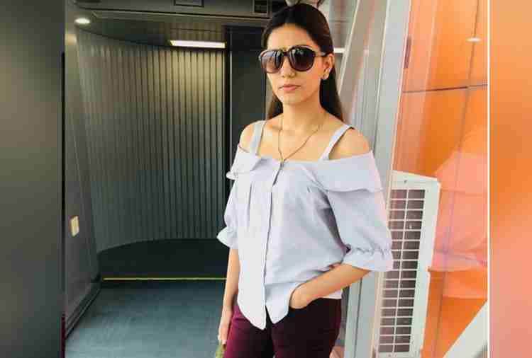 sapna choudhary backless photo viral on social media